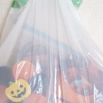 半透明の袋に入ったハロウィン雑貨