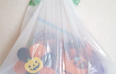 半透明の袋に入ったハロウィン雑貨