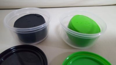 100均お米粘土の緑と黒開封写真