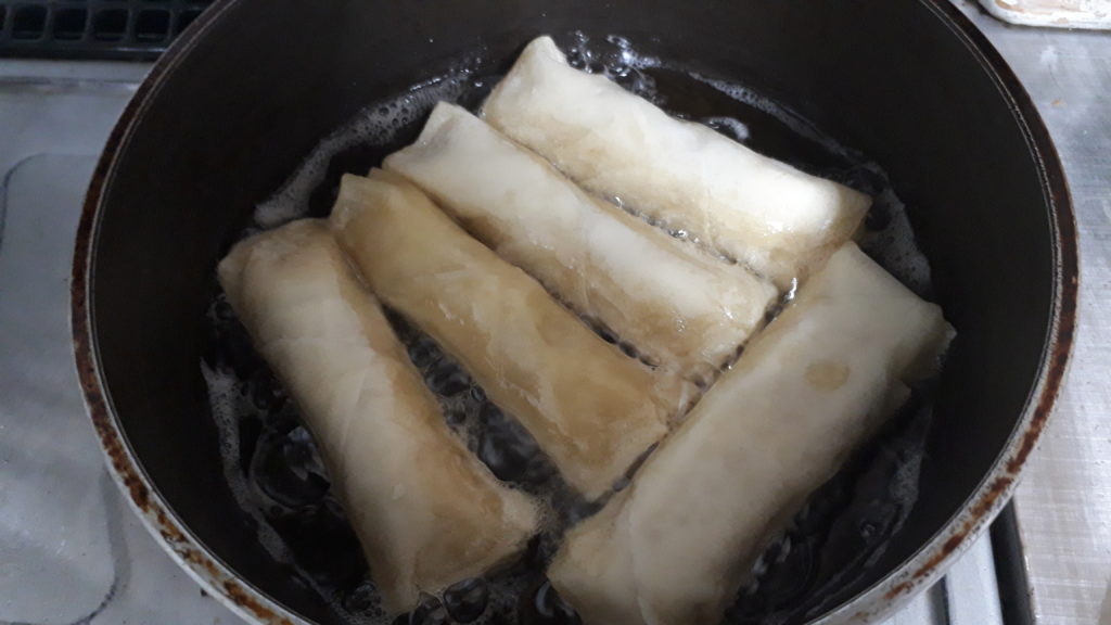 春巻きを揚げている写真