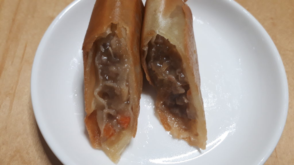 揚げた春巻きを斜めに切った写真