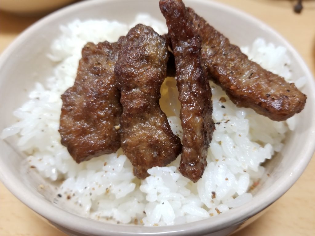 ご飯の上に乗ったミニカットステーキ