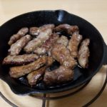 スキレットで焼いたミニカットステーキ