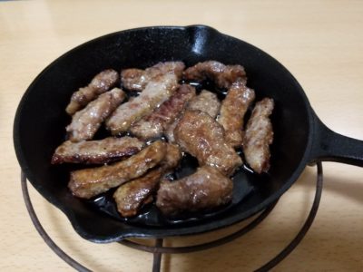 スキレットで焼いたミニカットステーキ